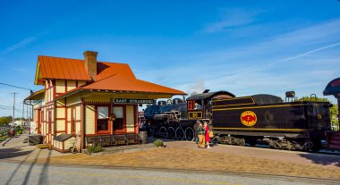 1940 'larda Yolcularla İstasyonda Buharlı Trenin Fotoğrafı