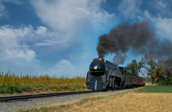 Motor de vapor restaurado antiguo acercándose a algunas vías de ferrocarril antiguas —  Fotos de Stock