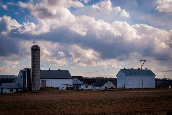 Vista de una granja en invierno sin cultivos — Foto de Stock