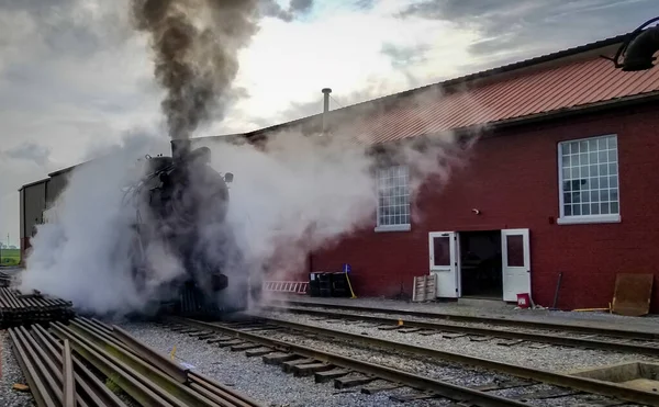 Moteur à vapeur restauré Se préparer pour le service, souffler de la fumée et de la vapeur — Photo