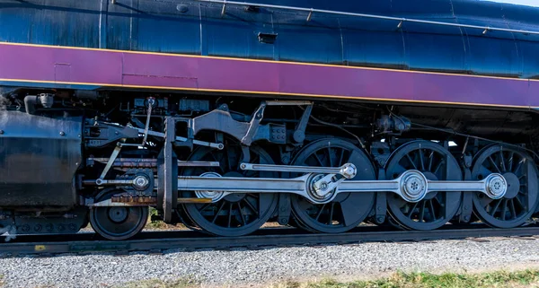 Fermer Vue d'ensemble d'une locomotive à vapeur Entraînement — Photo