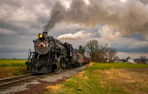Close Widok zbliżającego się pociągu pasażerskiego Steam podróżującego przez pola uprawne — Zdjęcie stockowe