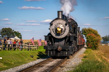 Antika Buhar Makinesi Treni Amerikan Bayraklarıyla Mısır Tarlalarına Yaklaşıyor
