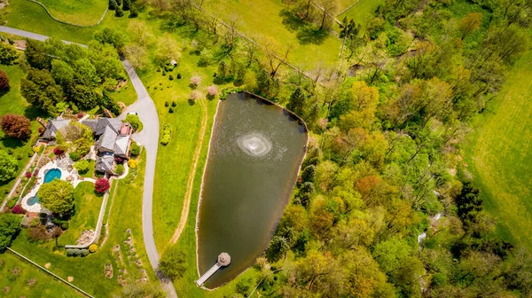 연못 과 샘 이 있는 집에 대한 공중에서의 전망 — 스톡 사진