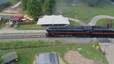 Ronks, Pennsylvania, 27 Ağustos 2021 - Buharlı Yolcu Treni 'nin Havadan Paralel Görünümü Bir Yaz Günü Tarlaları Ortasında Bir Eğlence Parkı Gezen Siyah Duman Treni