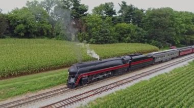 Buharlı Yolcu Treni 'nin Bir Yaz Günü Yolcuların Binmesini Bekleyen Küçük İstasyonda Duman Üfleyen Hava Cephesi