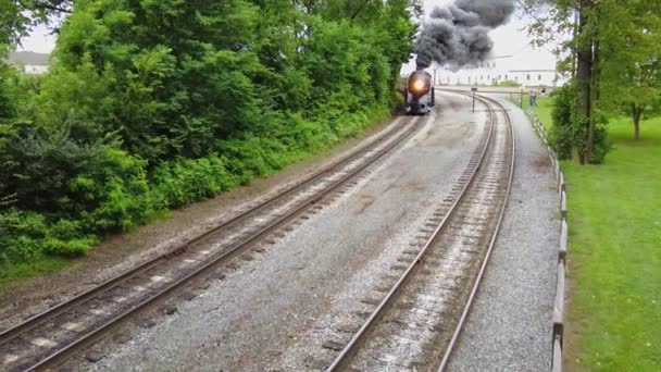 Zvýšený Pohled Velký Parní Motor Osobní Vlak Foukající Kouř Předjíždějící — Stock video