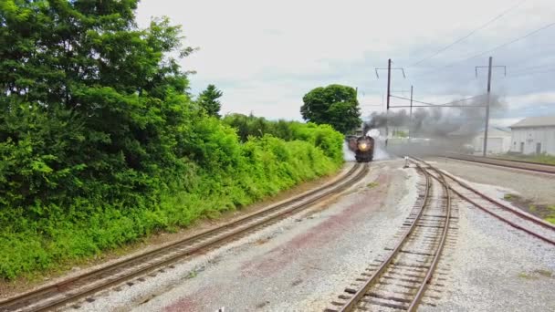 Ein Erhöhter Blick Auf Einen Großen Dampflok Personenzug Der Einem — Stockvideo