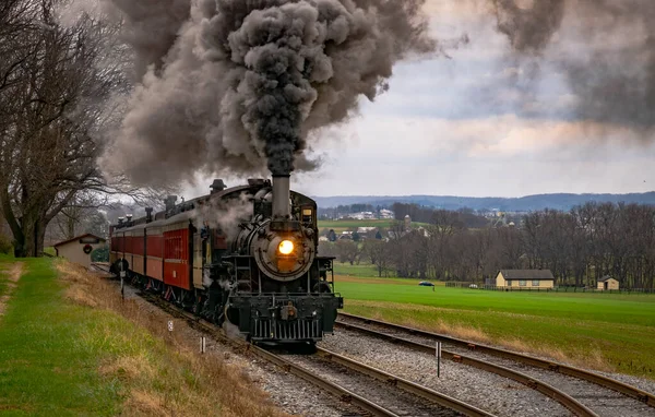 Antik Steam Utasszállító vonat Utazás Thru Farmlands Puffing Sok füst — Stock Fotó