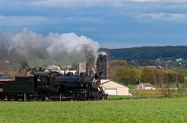 Tren de pasajeros de vapor antiguo acercándose en una sola vía que sopla humo —  Fotos de Stock