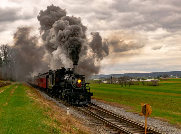 古式蒸汽机车驶过推罗农场，冒出大量浓烟 — 图库照片