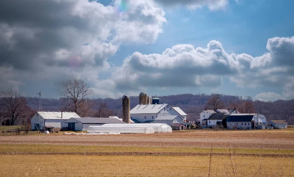 Vista de una granja con graneros, silos, casa de campo y otros edificios — Foto de Stock