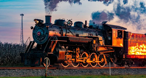 Antik Buharlı Yolcu Treni 'nin Gün Doğumu' nda Bir Duman ve Buhar Başıyla Yaklaşması