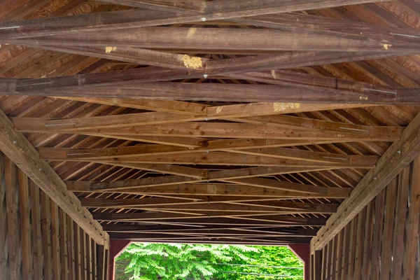 Vista de uma construção de armação de madeira de pontes cobertas — Fotografia de Stock
