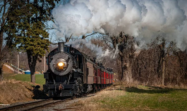 在阳光明媚的日子里 一列老式蒸汽机车迎面而来 迎面而来的是单轨烟雾弥漫 — 图库照片