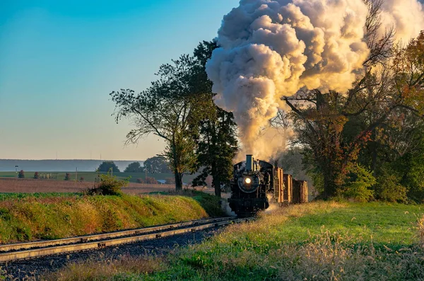 Una Vista Tren Vapor Carga Antiguo Que Sopla Humo Acercándose —  Fotos de Stock