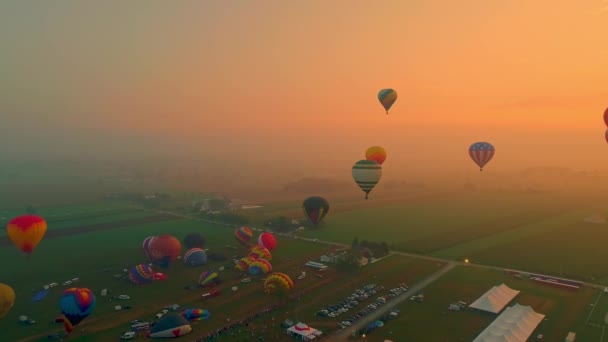 ペンシルベニア州ハンドの鳥 9月18 2021 複数の熱気球のドローンビュー気球フェスティバル中に多くの気球の霧の朝の打ち上げを開始する準備をする — ストック動画