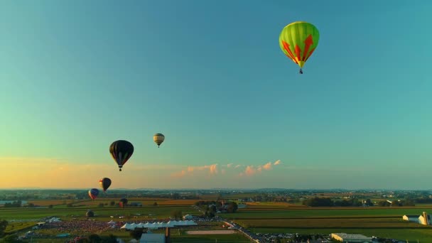 晴れた日のバルーンフェスティバル中に空に浮かぶ複数の熱気球のドローンビュー — ストック動画