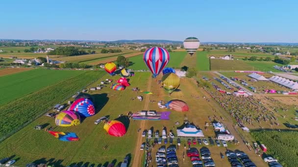 晴れた空でのバルーンフェスティバル中に打ち上げられる熱気球のドローンビュー — ストック動画