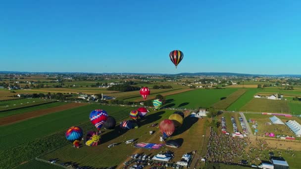 晴れた空のバルーンフェスティバル中に打ち上げられ浮遊する熱気球のドローンビュー — ストック動画
