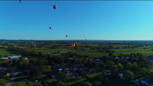 晴れた日のバルーンフェスティバル中に空に浮かぶ複数の熱気球のドローンビュー — ストック動画