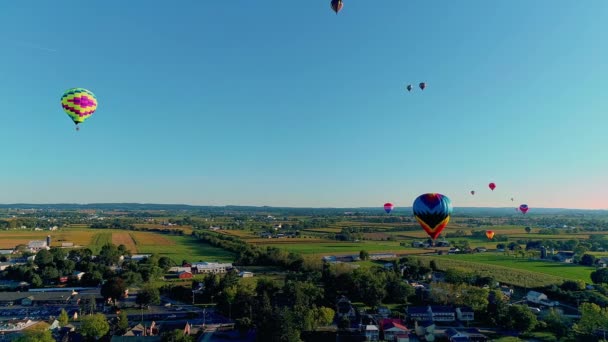 晴天气球节期间空中飘扬的多个热气球的鼓声视图 — 图库视频影像