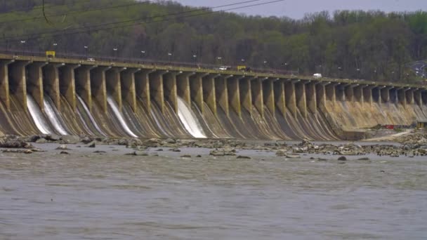 View Dam Letting Water Out Birds Flying Sitting — Video