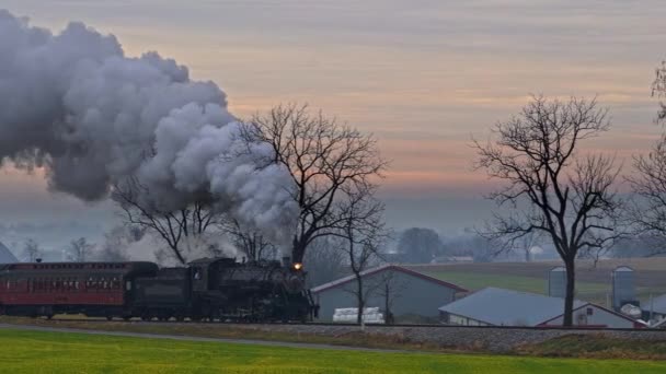 Side View Steam Locomotive Blowing Smoke Steam Cold Winter Day — Vídeos de Stock