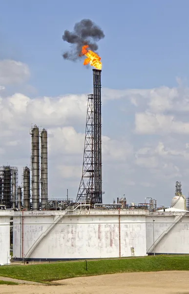 Oil Refinery with Fire and Smoke — Stock Photo, Image