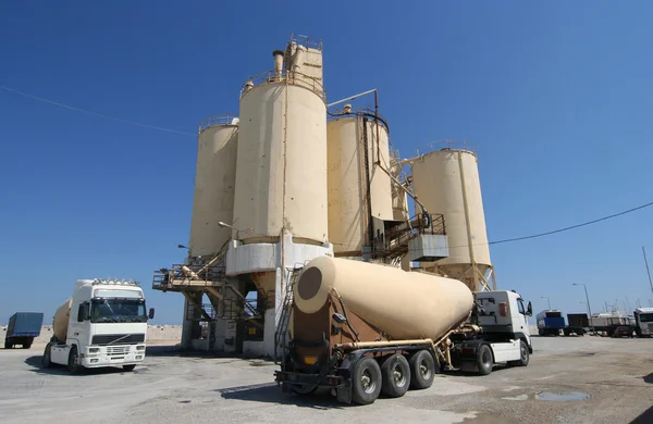 Fábrica de cemento y camiones — Foto de Stock