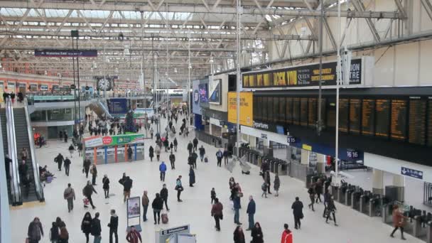 Londra'daki st. pancras istasyonu içinde seyahat etmek tren — Stok video