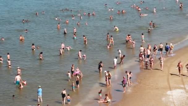 Människor på stranden — Stockvideo