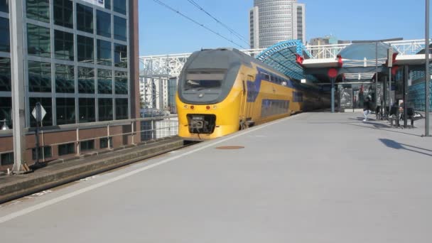 Trein versnellen in amsterdam — Stockvideo