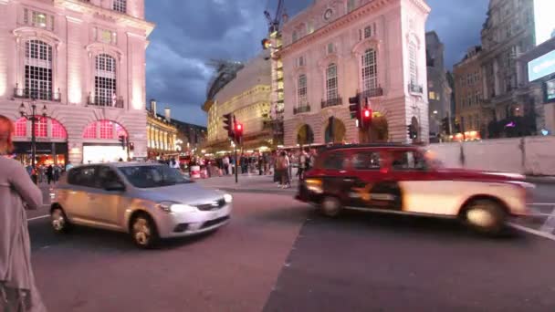 Piccadilly circus Londra, uk üzerinde çift katlı otobüs — Stok video