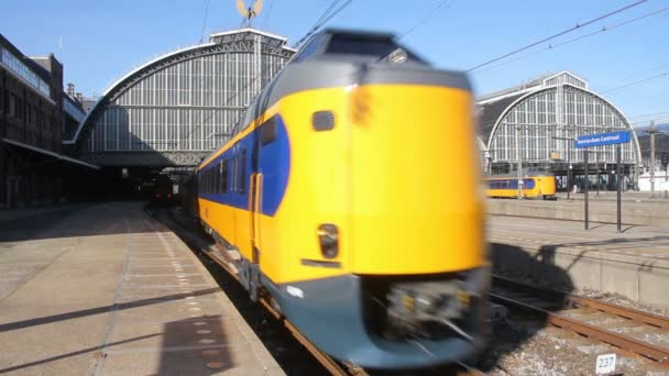 Tren interurbano en Amsterdam Station — Vídeos de Stock