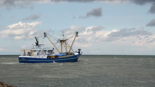 Łowienie ryb trawler wypływa w morze — Wideo stockowe