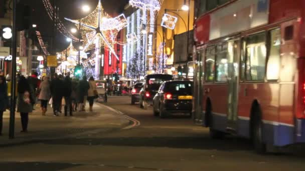Iluminado Oxford Street en Londres en Navidad — Vídeo de stock