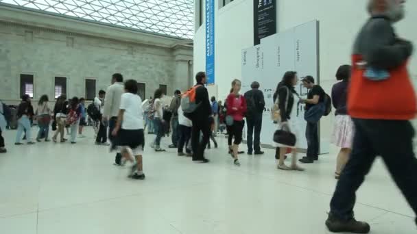 Personnes au Musée britannique à Londres, uk — Stockvideo