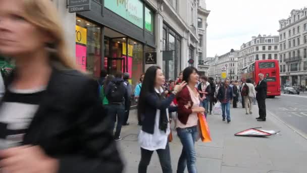 Gente de compras en Londres, Reino Unido — Vídeos de Stock