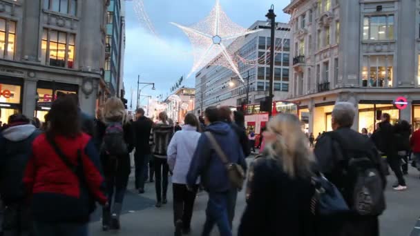 Χριστουγεννιάτικα ψώνια στο Λονδίνο, Ηνωμένο Βασίλειο — Αρχείο Βίντεο