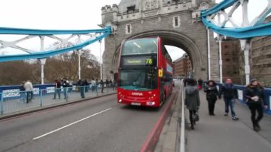 Kule Köprüsü, Londra, İngiltere'de otobüste