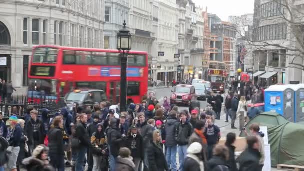 Tömeg és dupla deckers Londonban — Stock videók