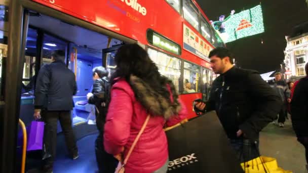 Parada de autobús en Londres, Reino Unido — Vídeos de Stock