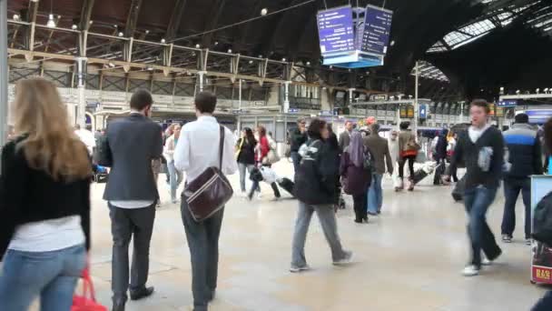 People in Paddington Station in London — Stock Video