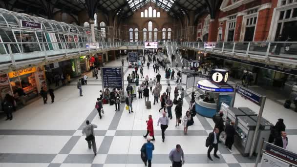 Människor i liverpool street station i london — Stockvideo