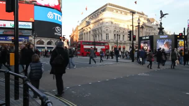 Piccadilly circus op Londen, uk — Stockvideo