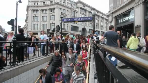 Estación de metro en Lonon, Reino Unido — Vídeos de Stock