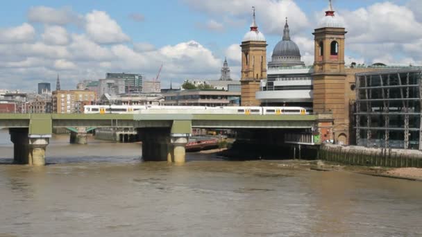 Järnvägsbron i london, Storbritannien — Stockvideo