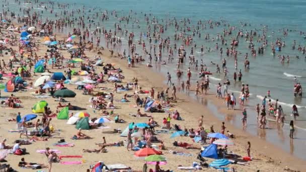 Gente en la playa — Vídeo de stock