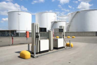 benzin pompaları ve petrol siloları